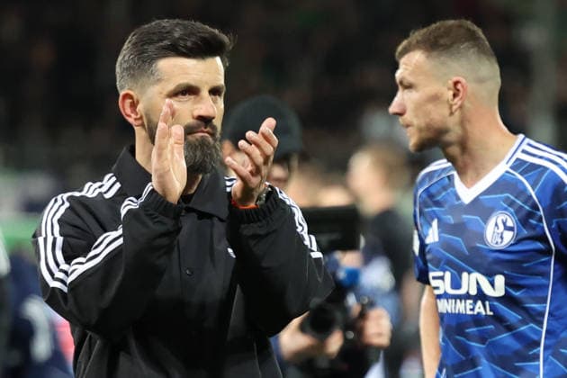 28 02 2026, xrekx, Fussball 2 Bundesliga, SpVgg Greuther Fuerth FC Schalke 04 v l Miron Muslic Coach FC Schalke 04 thanks the fans, the player thanks the fans for their support Edin Dzeko FC Schalke 04 DFL DFB REGULATIONS PROHIBIT ANY USE OF PHOTOGRAPHS as IMAGE SEQUENCES and or QUASI VIDEO Fuerth