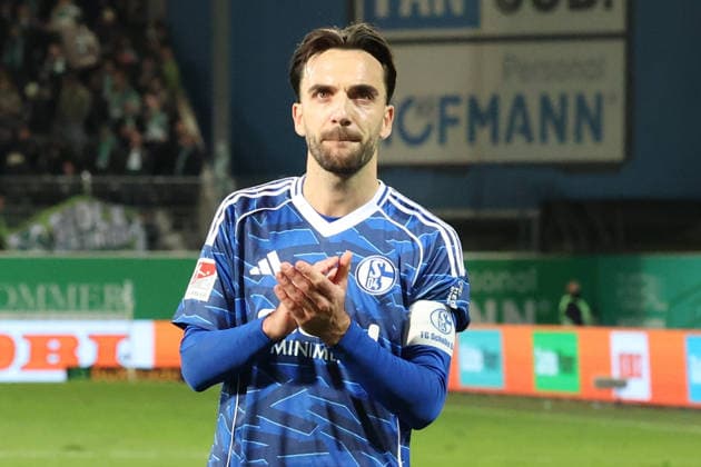 28 02 2026, xrekx, Fussball 2 Bundesliga, SpVgg Greuther Fuerth FC Schalke 04 v l Kenan Karaman FC Schalke 04 thanks the fans, the player thanks the fans for their support DFL DFB REGULATIONS PROHIBIT ANY USE OF PHOTOGRAPHS as IMAGE SEQUENCES and or QUASI VIDEO Fuerth