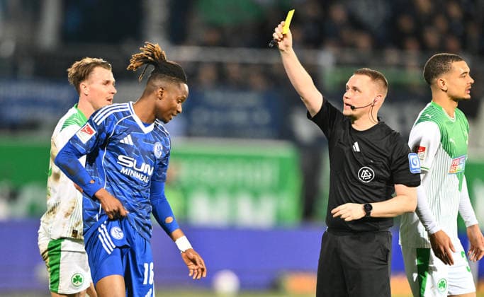 28 02 2026 Soccer Season 2025 2026 2 Soccer Bundesliga 24 Matchday SpVgg Greuther Fürth Kleeblatt SGF FC Schalke 04 Sportfoto Zink xwoxzix DFL regulations prohibit any use of photographs as image sequences and or quasi video only for editorial use Robert Kampka Referee shows Moussa Ndaye 16, FC Schalke 04 S04 yellow card yellow