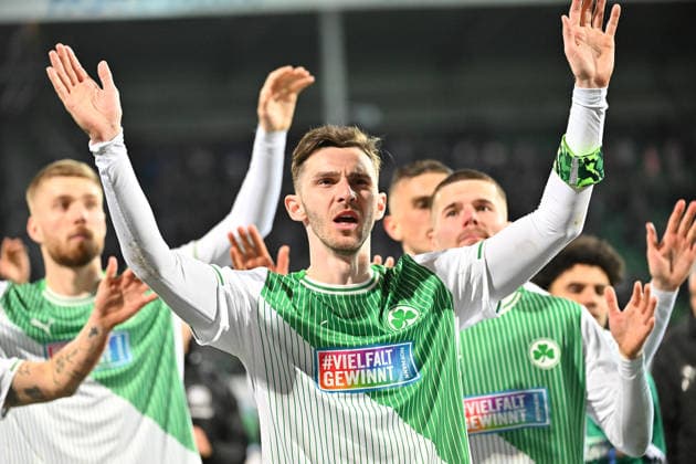 28 02 2026 Soccer Season 2025 2026 2 Soccer Bundesliga 24 Matchday SpVgg Greuther Fürth Kleeblatt SGF FC Schalke 04 Sportfoto Zink MeZi xmexzix DFL regulations prohibit any use of photographs as image sequences and or quasi video only for editorial use Branimir Hrgota 10, SpVgg Greuther Fürth after the end of the match at Fans Fanblock