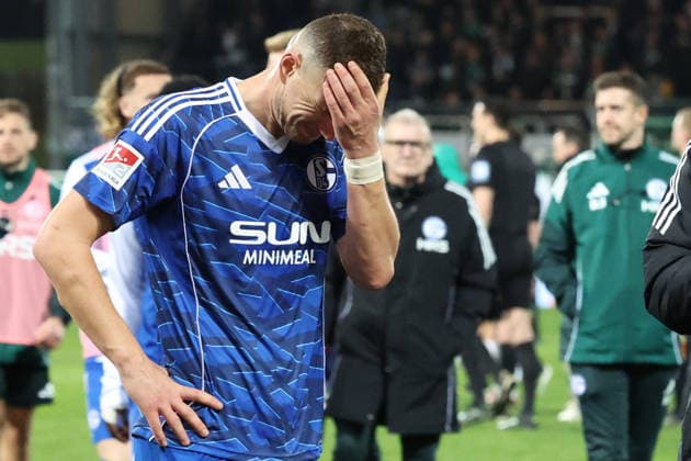28 02 2026, xrekx, Fußball 2 Bundesliga, SpVgg Greuther Fuerth FC Schalke 04 v l Edin Dzeko FC Schalke 04 enttaeuscht, enttäuscht, schaut enttaeuscht, traurig, frustriert, niedergeschlagen, disappointed, sad, frustrated DFL DFB REGULATIONS PROHIBIT ANY USE OF PHOTOGRAPHS AS IMAGE SEQUENCES AND OR QUASI VIDEO Fuerth