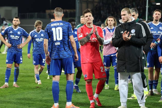 28 02 2026, xrekx, Soccer 2 Bundesliga, SpVgg Greuther Fuerth FC Schalke 04 v l Edin Dzeko FC Schalke 04 disappointed, disappointed, looks disappointed, sad, frustrated, dejected, disappointed, sad, frustrated Kevin Müller FC Schalke 04 Loris Karius FC Schalke 04 thanks the fans, the player thanks the fans for their support DFL DFB REGULATIONS PROHIBIT ANY USE OF PHOTOGRAPHS as IMAGE SEQUENCES and or QUASI VIDEO Fuerth