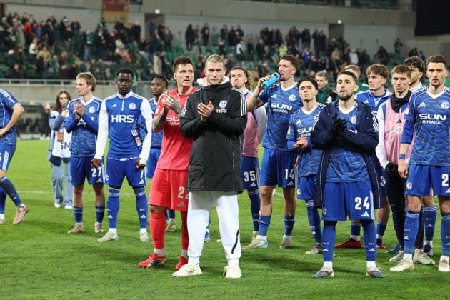 28 02 2026, xrekx, Fussball 2 Bundesliga, SpVgg Greuther Fuerth FC Schalke 04 v l Kevin Müller FC Schalke 04 Loris Karius FC Schalke 04 thanks the fans, the player thanks the fans for their support DFL DFB REGULATIONS PROHIBIT ANY USE OF PHOTOGRAPHS as IMAGE SEQUENCES and or QUASI VIDEO Fuerth