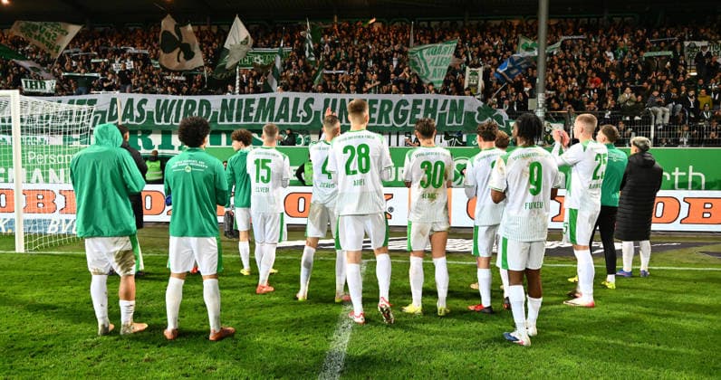 28 02 2026 Soccer Season 2025 2026 2 Soccer Bundesliga 24 Matchday SpVgg Greuther Fürth Kleeblatt SGF FC Schalke 04 Sportfoto Zink xwoxzix DFL regulations prohibit any use of photographs as image sequences and or quasi video only for editorial use Mannschaft Team Fürth nach Spielende vor Greutherfürthfans Fans Fanblock Kleeblattfans