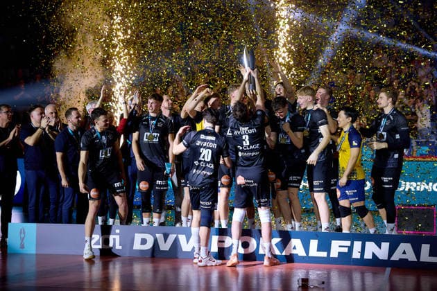 SVG Lueneburg celebrates, dances with trophy GER, award ceremony, Volleyball, Zoi DVV Cup Final Men and Women 2026, 28 02 2026 GER, award ceremony, Volleyball, Zoi DVV Cup Final Men and Women 2026, 28 02 2026 Mannheim Copyright: xEibner-Pressefoto GeraldxOelze-dexStoppanyx EP_ODS