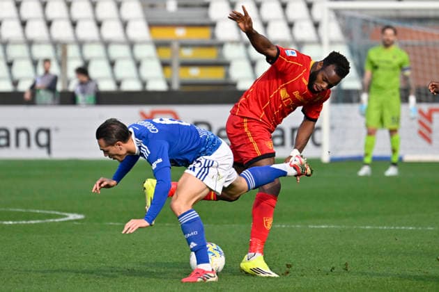 MAXENCE CAQUERET, Como, LASSANA COULIBALY, Lecce, Serie A 2025-26, Como-Lecce 3-1, azione, action, contrasto SERIE A 2025-26 COMO-LECCE 3-1