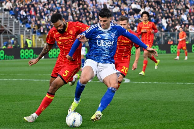 ALVARO MORATA, Como, JAMIL SIEBERT, Lecce, Serie A 2025-26, Como-Lecce 3-1, azione, action, contrasto SERIE A 2025-26 COMO-LECCE 3-1