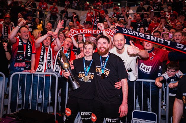 DVV Pokal VfB Friedrichshafen SVG Lüneburg 28 02 2026 SVG Lüneburg celebrates the first ever cup win with the fans, here Jackson Howe SVG Lüneburg, 6 and Jesse Elser SVG Lüneburg, 3 hold the cup Volleyball, Zoi DVV Pokalfinale VfB Friedrichshafen vs SVG Lüneburg on 28 02 2026 at SAP Arena, Mannheim Copyright: xBEAUTIFULxSPORTS Tonhäuserx
