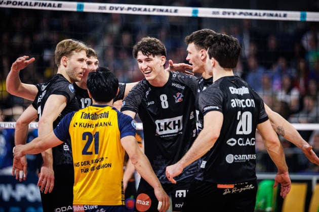 28 02 2026, SAP Arena, Mannheim Volleyball, DVV Pokal Final, VfB Friedrichshafen vs SVG Lüneburg Lueneburg Cheers Sho Takahashi 21 Lueneburg , Daniel Gruvaeus 2 Lueneburg , Santeri Välimaa Vaelimaa 12 Lueneburg , Cole Matthew Young 8 Lueneburg , Christopher Byam 4 Lueneburg , Ethan Champlin 20 Lueneburg