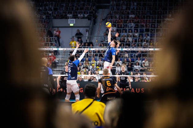 28 02 2026, SAP Arena, Mannheim Volleyball, DVV Pokal Final, VfB Friedrichshafen vs SVG Lüneburg Lueneburg Set Aleksa Batak 8 Friedrichshafen