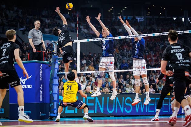 28 02 2026, SAP Arena, Mannheim Volleyball, DVV Pokal Final, VfB Friedrichshafen vs SVG Lüneburg Lueneburg Attack Ethan Champlin 20 Lueneburg Double Block Parker James van Buren 14 Friedrichshafen , Louis Kunstmann 5 Friedrichshafen