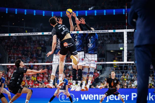 28 02 2026, SAP Arena, Mannheim Volleyball, DVV Pokal Final, VfB Friedrichshafen vs SVG Lüneburg Lueneburg Attack Christopher Byam 4 Lueneburg Block of three Aleksa Batak 8 Friedrichshafen , Gustavo Antonio Maciel 2 Friedrichshafen , Vojin Cacic 1 Friedrichshafen