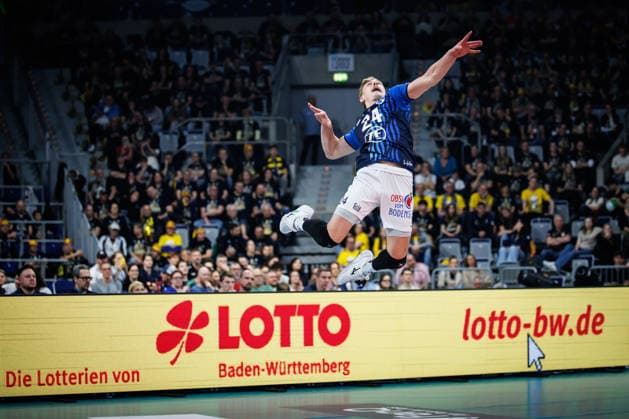 28 02 2026, SAP Arena, Mannheim Volleyball, DVV Cup Final, VfB Friedrichshafen vs SVG Lüneburg Lueneburg Service Serve Jonas Peter van Huizen 24 Friedrichshafen Lotto Baden Württemberg