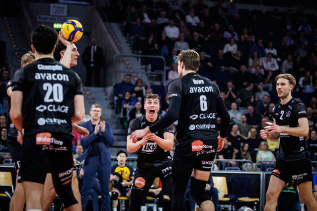 28 02 2026, SAP Arena, Mannheim Volleyball, DVV Pokal Final, VfB Friedrichshafen vs SVG Lüneburg Lueneburg Cheers Ethan Champlin 20 Lueneburg , Cole Matthew Young 8 Lueneburg , Axel Valentin Enlund 17 Lueneburg , Santeri Välimaa Vaelimaa 12 Lueneburg , Jackson Clifford Howe 6 Lueneburg , Daniel Gruvaeus 2 Lueneburg