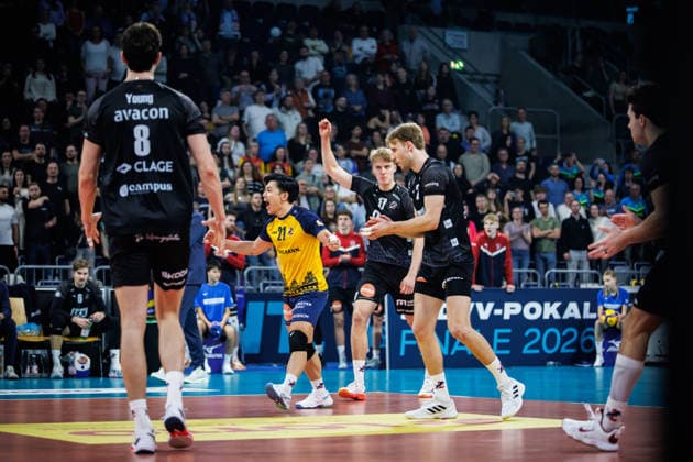 28 02 2026, SAP Arena, Mannheim Volleyball, DVV Pokal Final, VfB Friedrichshafen vs SVG Lüneburg Lueneburg Cheers Cole Matthew Young 8 Lueneburg , Sho Takahashi 21 Lueneburg , Axel Valentin Enlund 17 Lueneburg , Daniel Gruvaeus 2 Lueneburg