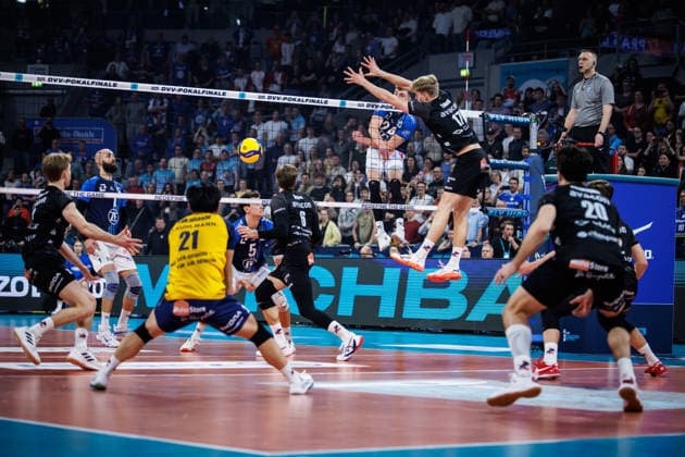 28 02 2026, SAP Arena, Mannheim Volleyball, DVV Pokal Final, VfB Friedrichshafen vs SVG Lüneburg Lueneburg Attack Jonas Peter van Huizen 24 Friedrichshafen Block Axel Valentin Enlund 17 Lueneburg