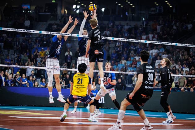 28 02 2026, SAP Arena, Mannheim Volleyball, DVV Pokal Final, VfB Friedrichshafen vs SVG Lüneburg Lueneburg Double block Block Aleksa Batak 8 Friedrichshafen , Louis Kunstmann 5 Friedrichshafen Attack Daniel Gruvaeus 2 Lueneburg