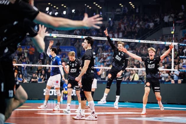 28 02 2026, SAP Arena, Mannheim Volleyball, DVV Cup Final, VfB Friedrichshafen vs SVG Lüneburg Lueneburg Lüneburg Lueneburg cheers after match point win Ethan Champlin 20 Lueneburg