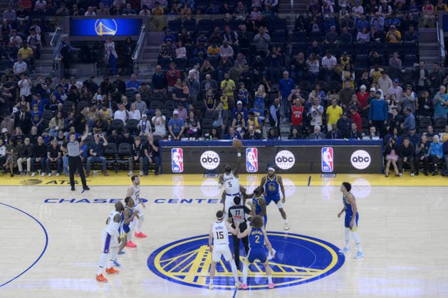 NBA, Basketball Herren, USA Los Angeles Lakers vs Golden State Warriors in San Francisco SAN FRANCISCO, CALIFORNIA - FEBRUARY 28: Referee throws the ball during the NBA game 31 between Los Angeles Lakers and Golden State Warriors in San Francisco at Chase Center on February 28, 2026 in San Francisco, California, United States. Tayfun Coskun Anadolu California United States. Editorial use only. Please get in touch for any other usage.  Copyright: x2026xAnadoluxTayfunxCoskunx