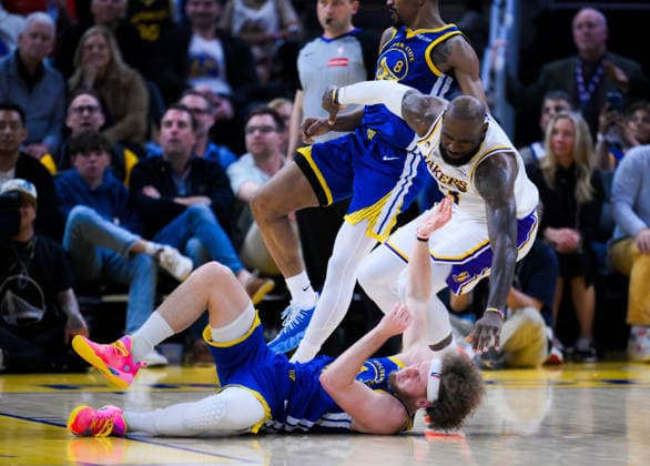 NBA, Basketball Herren, USA Los Angeles Lakers vs Golden State Warriors in San Francisco SAN FRANCISCO, CALIFORNIA - FEBRUARY 28: Brandin Podziemski (2) of Warriors and LeBron James (23) of Lakers down on flooduring the NBA game 31 between Los Angeles Lakers and Golden State Warriors in San Francisco at Chase Center on February 28, 2026 in San Francisco, California, United States. Tayfun Coskun Anadolu California United States. Editorial use only. Please get in touch for any other usage.  Copyright: x2026xAnadoluxTayfunxCoskunx