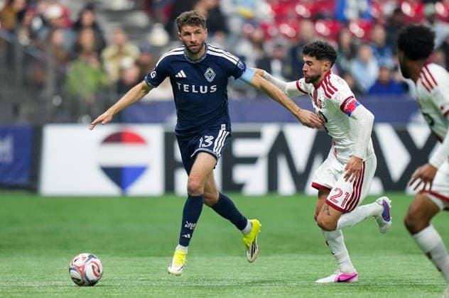 February 28, 2026, Vancouver, Bc, CANADA: Vancouver Whitecaps Thomas Muller (13) runs with the ball past Toronto FC s Jonathan Osorio (21) during the second half of an MLS, Fussball Herren, USA soccer match, in Vancouver, on Saturday, Feb. 28, 2026. Canada News - February 28, 2026  - ZUMAc35_ 20260228_zaf_c35_208 Copyright: xDarrylxDyckx