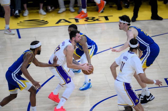 NBA, Basketball Herren, USA Los Angeles Lakers vs Golden State Warriors in San Francisco SAN FRANCISCO, CALIFORNIA - FEBRUARY 28: De Anthony Melton (center), Moses Moody (L) and Quinten Post (R) of Warriors in action against Luka Doncic (77) and Jaxson Hayes (11) of Lakers during the NBA game 31 between Los Angeles Lakers and Golden State Warriors in San Francisco at Chase Center on February 28, 2026 in San Francisco, California, United States. Tayfun Coskun Anadolu California United States. Editorial use only. Please get in touch for any other usage.  Copyright: x2026xAnadoluxTayfunxCoskunx