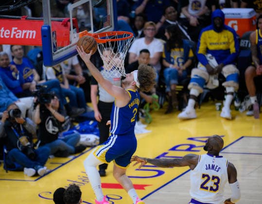 NBA, Basketball Herren, USA Los Angeles Lakers vs Golden State Warriors in San Francisco SAN FRANCISCO, CALIFORNIA - FEBRUARY 28: Brandin Podziemski (2) of Warriors baskets during the NBA game 31 between Los Angeles Lakers and Golden State Warriors in San Francisco at Chase Center on February 28, 2026 in San Francisco, California, United States. Tayfun Coskun Anadolu California United States. Editorial use only. Please get in touch for any other usage.  Copyright: x2026xAnadoluxTayfunxCoskunx