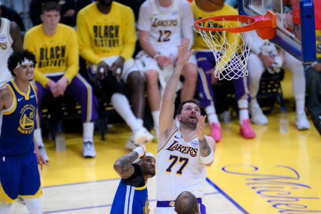 NBA, Basketball Herren, USA Los Angeles Lakers vs Golden State Warriors in San Francisco SAN FRANCISCO, CALIFORNIA - FEBRUARY 28: Luka Doncic of Lakers baskets during the NBA game 31 between Los Angeles Lakers and Golden State Warriors in San Francisco at Chase Center on February 28, 2026 in San Francisco, California, United States. Tayfun Coskun Anadolu California United States. Editorial use only. Please get in touch for any other usage.  Copyright: x2026xAnadoluxTayfunxCoskunx