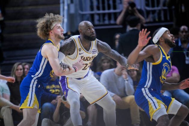 NBA, Basketball Herren, USA Los Angeles Lakers vs Golden State Warriors in San Francisco SAN FRANCISCO, CALIFORNIA - FEBRUARY 28: Brandin Podziemski (L) of Warriors in action against LeBron James (23) of Lakers during the NBA game 31 between Los Angeles Lakers and Golden State Warriors in San Francisco at Chase Center on February 28, 2026 in San Francisco, California, United States. Tayfun Coskun Anadolu California United States. Editorial use only. Please get in touch for any other usage.  Copyright: x2026xAnadoluxTayfunxCoskunx