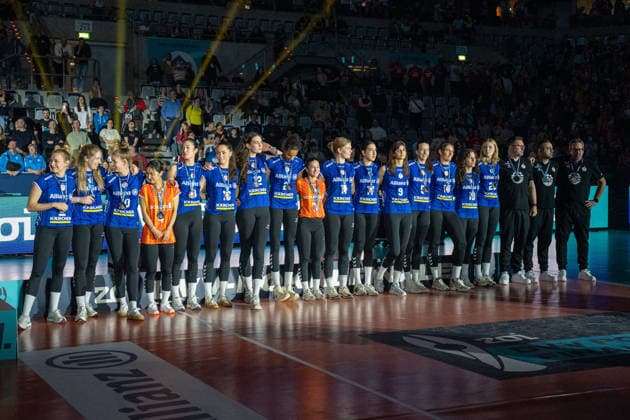 28 02 2026, xhfmx, Volleyball DVV Pokalfinale 2026 Frauen, VfB Suhl Lotto Thüringen Allianz MTV Stuttgart MTV Stuttgart Medallienfoto DFL DFB REGULATIONS PROHIBIT ANY USE OF PHOTOGRAPHS as IMAGE SEQUENCES and or QUASI VIDEO Mannheim