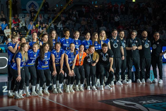 28 02 2026, xhfmx, Volleyball DVV Pokalfinale 2026 Frauen, VfB Suhl Lotto Thüringen Allianz MTV Stuttgart MTV Stuttgart Medallienfoto DFL DFB REGULATIONS PROHIBIT ANY USE OF PHOTOGRAPHS as IMAGE SEQUENCES and or QUASI VIDEO Mannheim
