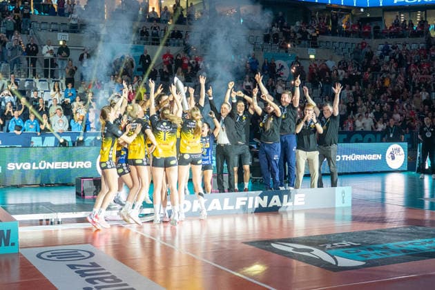 28 02 2026, xhfmx, Volleyball DVV Pokalfinale 2026 Frauen, VfB Suhl Lotto Thüringen Allianz MTV Stuttgart VfB Suhl celebrates winning the DVV Pokal in Mannheim DFL DFB REGULATIONS PROHIBIT ANY USE OF PHOTOGRAPHS as IMAGE SEQUENCES and or QUASI VIDEO Mannheim