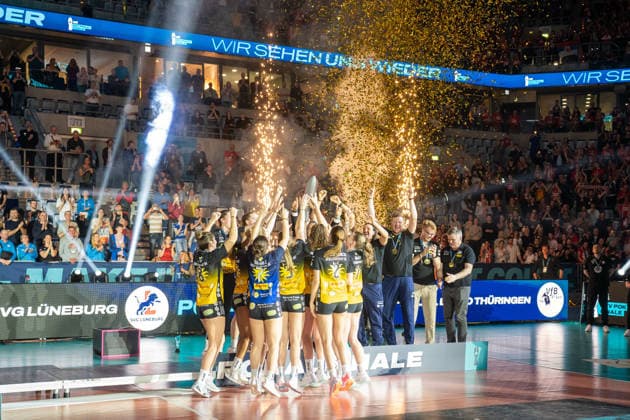 28 02 2026, xhfmx, Volleyball DVV Pokalfinale 2026 Frauen, VfB Suhl Lotto Thüringen Allianz MTV Stuttgart VfB Suhl celebrates winning the DVV Pokal in Mannheim DFL DFB REGULATIONS PROHIBIT ANY USE OF PHOTOGRAPHS as IMAGE SEQUENCES and or QUASI VIDEO Mannheim