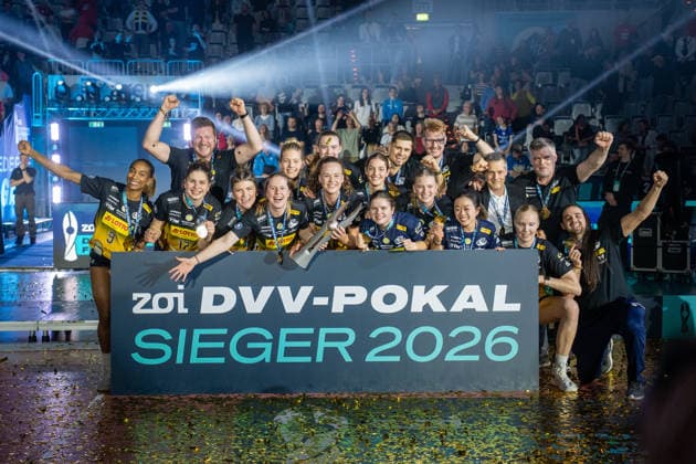 28 02 2026, xhfmx, Volleyball DVV Pokalfinale 2026 Frauen, VfB Suhl Lotto Thüringen Allianz MTV Stuttgart VfB Suhl celebrates the victory of the DVV Pokal in Mannheim Siegerfoto DFL DFB REGULATIONS PROHIBIT ANY USE OF PHOTOGRAPHS as IMAGE SEQUENCES and or QUASI VIDEO Mannheim