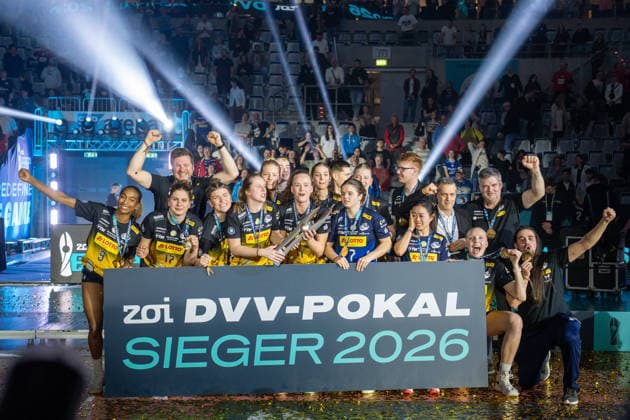 28 02 2026, xhfmx, Volleyball DVV Pokalfinale 2026 Frauen, VfB Suhl Lotto Thüringen Allianz MTV Stuttgart VfB Suhl celebrates the victory of the DVV Pokal in Mannheim Siegerfoto DFL DFB REGULATIONS PROHIBIT ANY USE OF PHOTOGRAPHS as IMAGE SEQUENCES and or QUASI VIDEO Mannheim