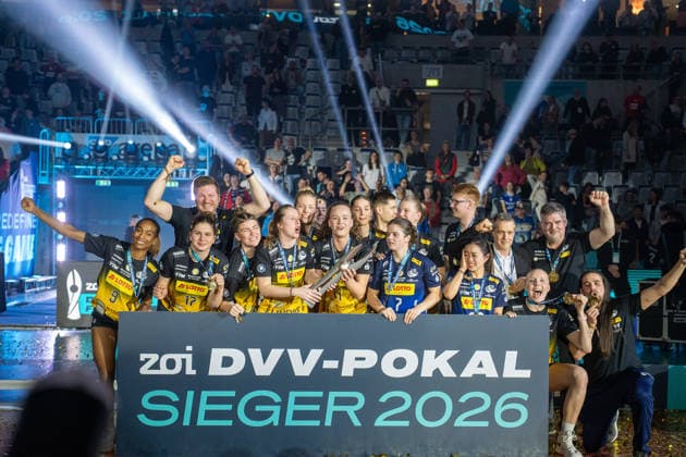 28 02 2026, xhfmx, Volleyball DVV Pokalfinale 2026 Frauen, VfB Suhl Lotto Thüringen Allianz MTV Stuttgart VfB Suhl celebrates the victory of the DVV Pokal in Mannheim Siegerfoto DFL DFB REGULATIONS PROHIBIT ANY USE OF PHOTOGRAPHS as IMAGE SEQUENCES and or QUASI VIDEO Mannheim