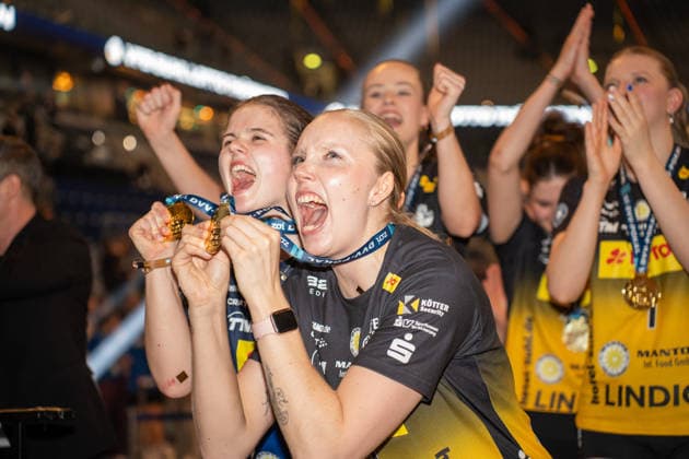 28 02 2026, xhfmx, Volleyball DVV Pokalfinale 2026 Frauen, VfB Suhl Lotto Thüringen Allianz MTV Stuttgart VfB Suhl celebrates winning the DVV Pokal in Mannheim Emma Sambale VfB Suhl LOTTO Thüringen , Roosa Laakkonen VfB Suhl LOTTO Thüringen DFL DFB REGULATIONS PROHIBIT ANY USE OF PHOTOGRAPHS as IMAGE SEQUENCES and or QUASI VIDEO Mannheim