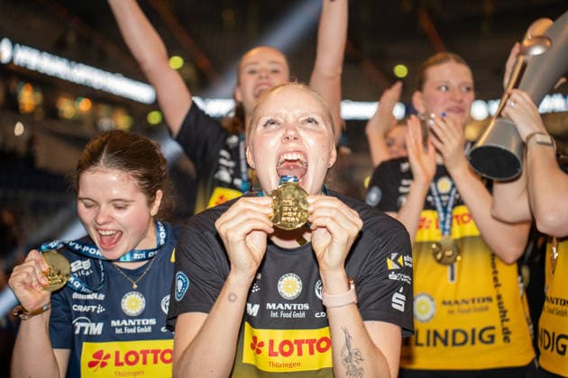 28 02 2026, xhfmx, Volleyball DVV Pokalfinale 2026 Frauen, VfB Suhl Lotto Thüringen Allianz MTV Stuttgart VfB Suhl celebrates winning the DVV Pokal in Mannheim Emma Sambale VfB Suhl LOTTO Thüringen , Roosa Laakkonen VfB Suhl LOTTO Thüringen DFL DFB REGULATIONS PROHIBIT ANY USE OF PHOTOGRAPHS as IMAGE SEQUENCES and or QUASI VIDEO Mannheim