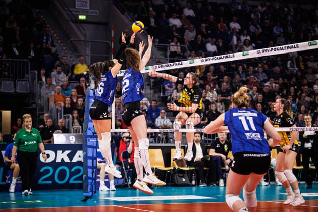 28 02 2026, SAP Arena, Mannheim Volleyball, DVV Cup Final, VfB Suhl LOTTO Thüringen Thueringen vs Allianz MTV Stuttgart Double block Block Mikala Mogensen 16 Stuttgart , Lucia Varela 12 Stuttgart Attack Monika Brancuska 25 Suhl
