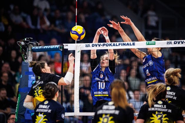 28 02 2026, SAP Arena, Mannheim Volleyball, DVV Cup Final, VfB Suhl LOTTO Thüringen Thueringen vs Allianz MTV Stuttgart Attack Mackenzie Foley 8 Suhl Double block Block Pia Kästner Kaestner 10 Stuttgart , Anna Koulberg 9 Stuttgart