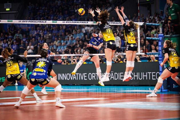28 02 2026, SAP Arena, Mannheim Volleyball, DVV Cup Final, VfB Suhl LOTTO Thüringen Thueringen vs Allianz MTV Stuttgart Attack Eleanor Joyce Holthaus 8 Stuttgart Double block Block Laura Berger 11 Suhl , Lara Nagels 3 Suhl