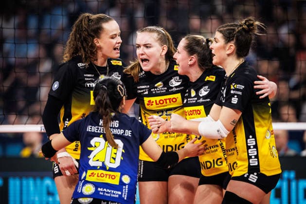 28 02 2026, SAP Arena, Mannheim Volleyball, DVV Cup Final, VfB Suhl LOTTO Thüringen Thueringen vs Allianz MTV Stuttgart Cheers Xiang Chen Lai 20 Suhl , Laura Berger 11 Suhl , Monika Brancuska 25 Suhl , Lara Nagels 3 Suhl , Mackenzie Foley 8 Suhl