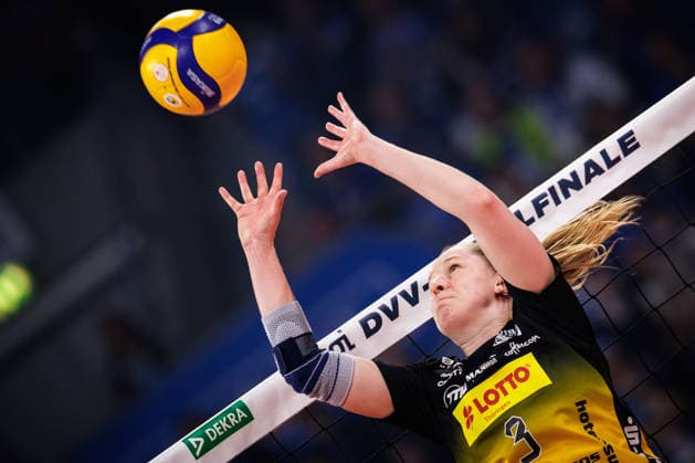 28 02 2026, SAP Arena, Mannheim Volleyball, DVV Cup Final, VfB Suhl LOTTO Thüringen Thueringen vs Allianz MTV Stuttgart Pass Lara Nagels 3 Suhl