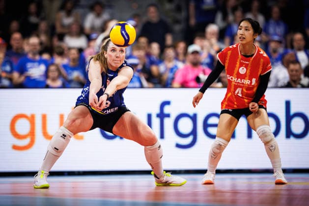28 02 2026, SAP Arena, Mannheim Volleyball, DVV Cup Final, VfB Suhl LOTTO Thüringen Thueringen vs Allianz MTV Stuttgart Acceptance Eleanor Joyce Holthaus 8 Stuttgart , Yurika Bamba 4 Stuttgart