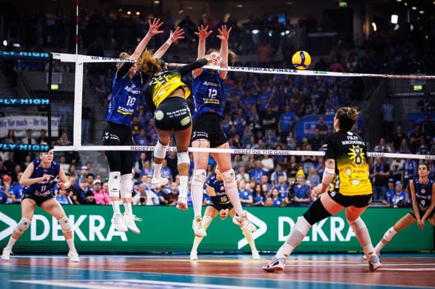 28 02 2026, SAP Arena, Mannheim Volleyball, DVV Cup Final, VfB Suhl LOTTO Thüringen Thueringen vs Allianz MTV Stuttgart Attack Sanaa Dotson 9 Suhl Double Block Block Pia Kästner Kaestner 10 Stuttgart , Lucia Varela 12 Stuttgart