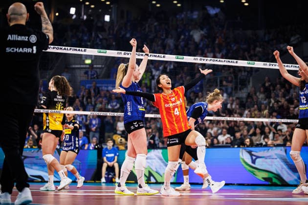 28 02 2026, SAP Arena, Mannheim Volleyball, DVV Cup Final, VfB Suhl LOTTO Thüringen Thueringen vs Allianz MTV Stuttgart Cheers Eleanor Joyce Holthaus 8 Stuttgart , Yurika Bamba 4 Stuttgart , Pia Kästner Kaestner 10 Stuttgart