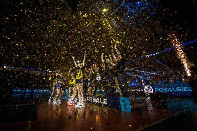 28 02 2026, SAP Arena, Mannheim Volleyball, DVV Pokal Final, Award Ceremony Jubel Pokalsieger Suhl Konfetti