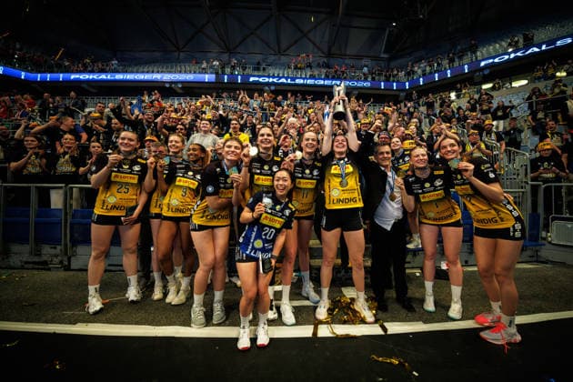 28 02 2026, SAP Arena, Mannheim Volleyball, DVV Cup Final, Award Ceremony Cup Winner 2026 VfB Suhl LOTTO Thüringen Thueringen cheers with fans and trophy