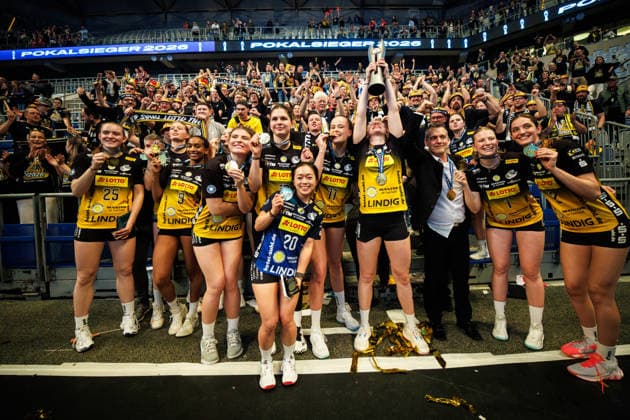 28 02 2026, SAP Arena, Mannheim Volleyball, DVV Cup Final, Award Ceremony Cup Winner 2026 VfB Suhl LOTTO Thüringen Thueringen cheers with fans and trophy