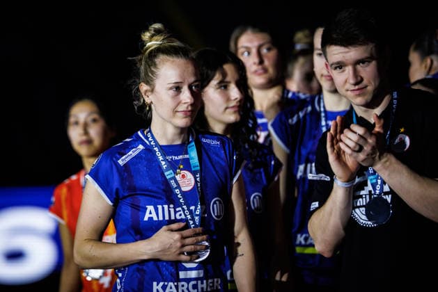 28 02 2026, SAP Arena, Mannheim Volleyball, DVV Cup final, award ceremony for cup runner-up Antonia Stautz 6 Stuttgart